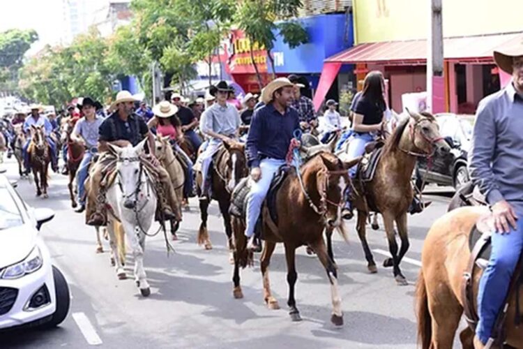 Mais de 100 cavaleiros participaram da 17ª Cavalgada ExpoParanavaí