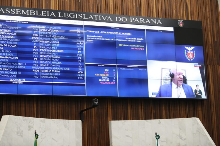 Deputados retomam votação de projeto de lei que prevê terceirização da gestão dos colégios estaduais do Paraná