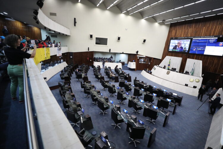 Deputados aprovam projeto de lei que prevê terceirização da gestão dos colégios estaduais do Paraná