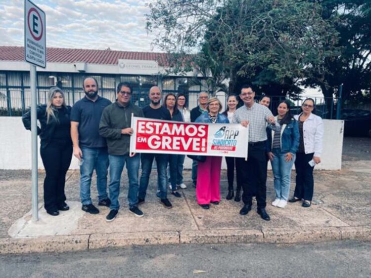 Professores da rede estadual entram no segundo dia de greve