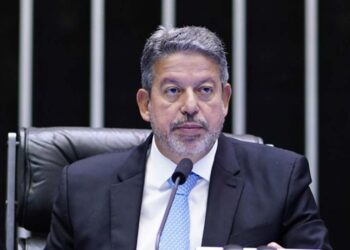 Lira oficializa grupo sobre fake news com relator e líder da bancada evangélica