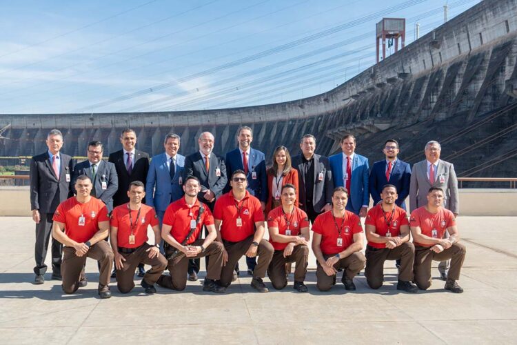 Bombeiros de Itaipu são homenageados pela Diretoria Executiva