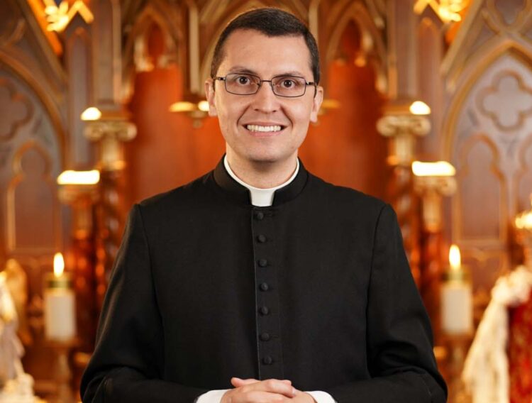 Padre transforma itinerário de oração em livro