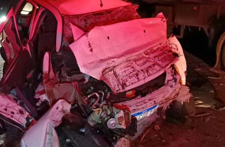 Homem morre em acidente entre carro e caminhão na PR-323