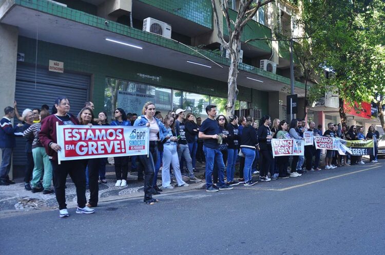 Mesmo após sanção da lei, professores mantêm protestos contra programa Parceiro da Escola