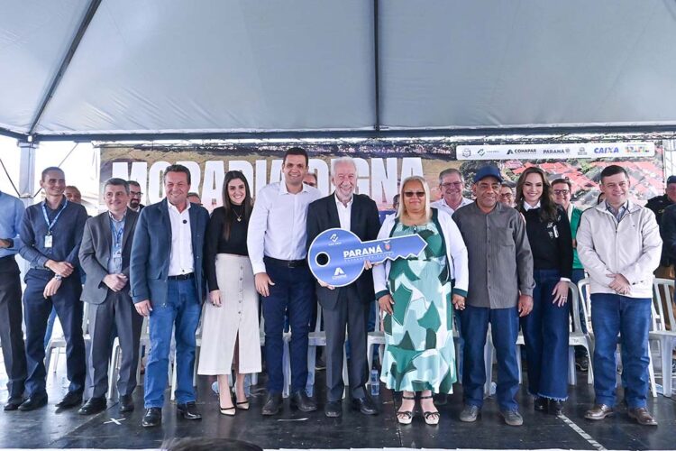 Famílias de Nova Londrina realizam o sonho da  casa própria; chaves foram entregues nesta quinta-feira