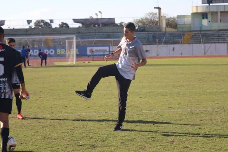 Paranavaiense Otávio de Souza se dedica  à preparação física dos jogadores de futebol