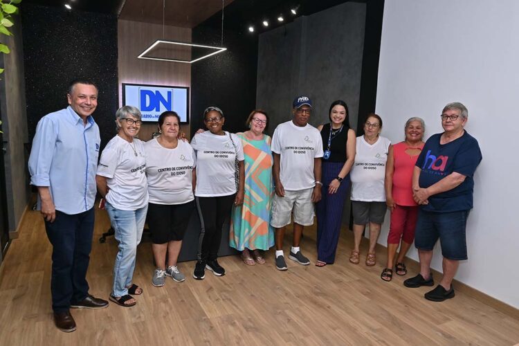 Integrantes do programa de alfabetização visitam o Diário do Noroeste