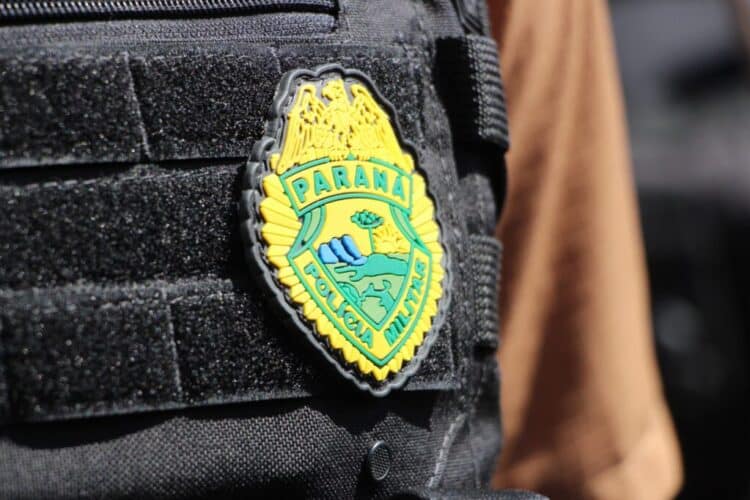 Criminosos em motocicleta atiram contra portão de residência no Jardim São Jorge