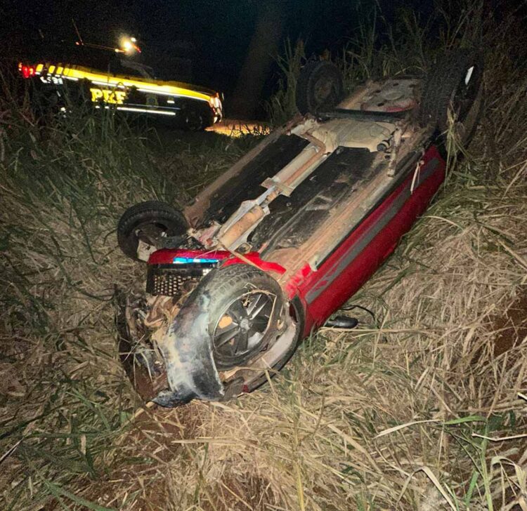 Carro capota, cai dentro de valeta e deixa dois feridos na BR-376