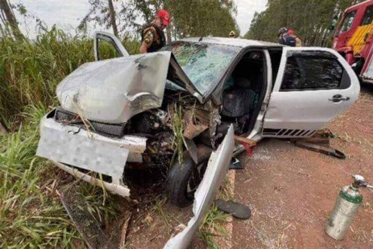 Colisão grave entre carro e árvore deixa cinco feridos