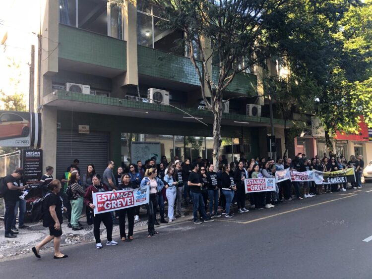 Vídeo: Professores realizam manifestação contra programa Parceiro da Escola