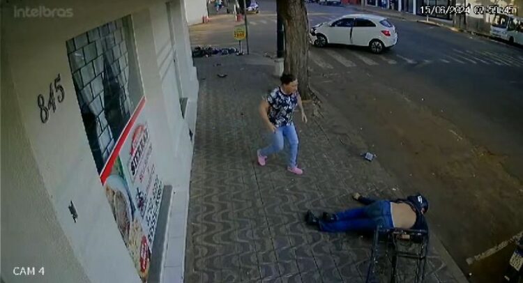 Câmera de segurança flagra momento em que motociclista é atingido por carro; veja vídeo