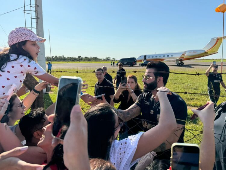 Gusttavo Lima cumpre promessa e desembarca em Paranavaí para assistir ao jogo do ACP