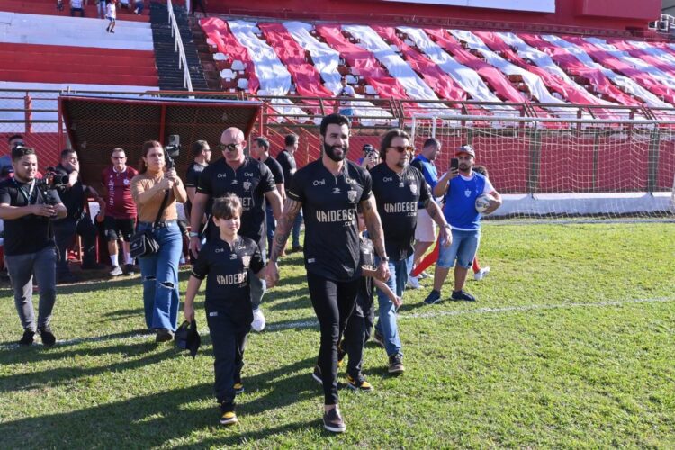 Gusttavo Lima entra em campo com o time do ACP