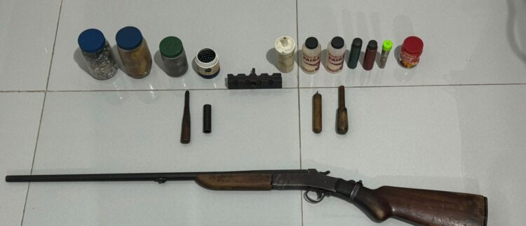 Homem é preso por manter pássaros silvestres em cativeiro e posse ilegal de arma de fogo