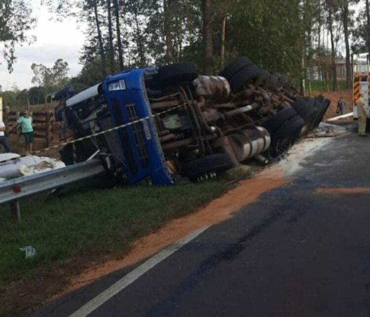 Caminhoneiro morre em grave acidente na PR-567 em Cianorte