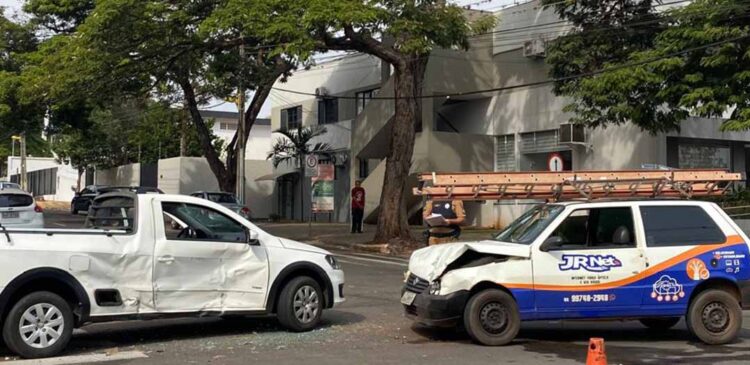 Acidente entre veículos deixa três pessoas feridas na Avenida Rio Grande do Norte