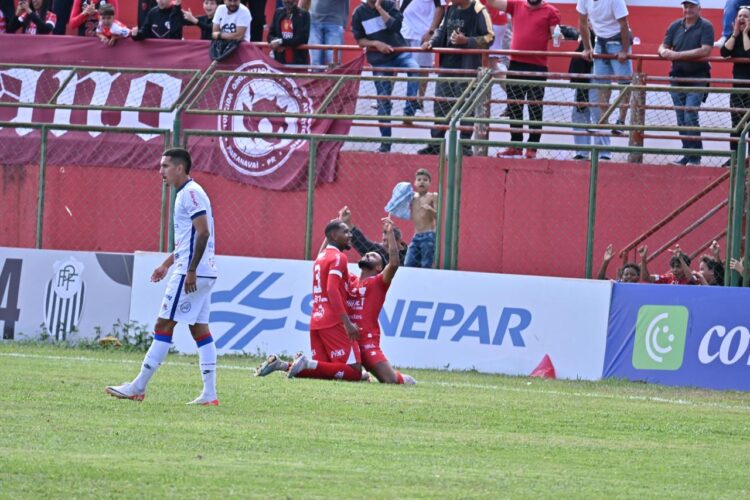 Com um a menos, ACP empata com o Paraná após erros da arbitragem; torcida se revolta e grita ‘ladrão’ ao árbitro