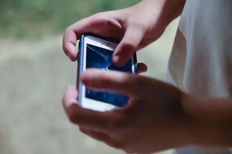 Uso prolongado de telas aumenta depressão em até 72% das crianças