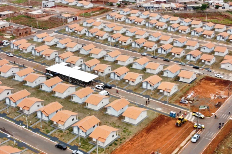 Darci Piana entrega residencial com 120 casas a famílias de Nova Londrina