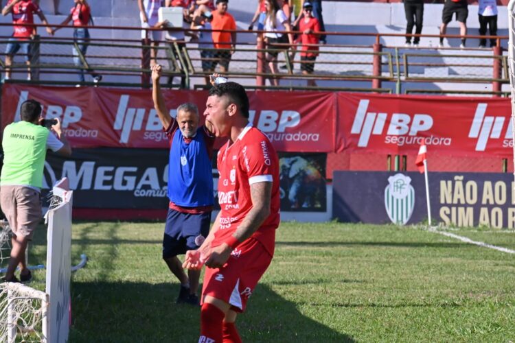 ACP assume liderança da Série B