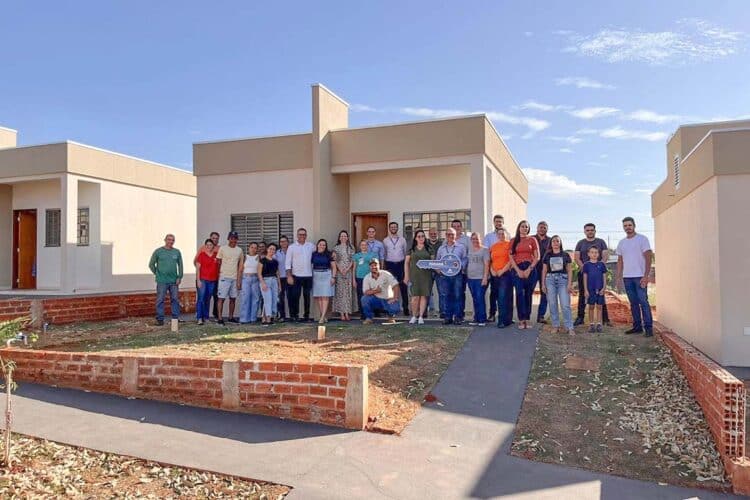 Cohapar entrega chaves de residencial a 20 famílias de Diamante do Norte