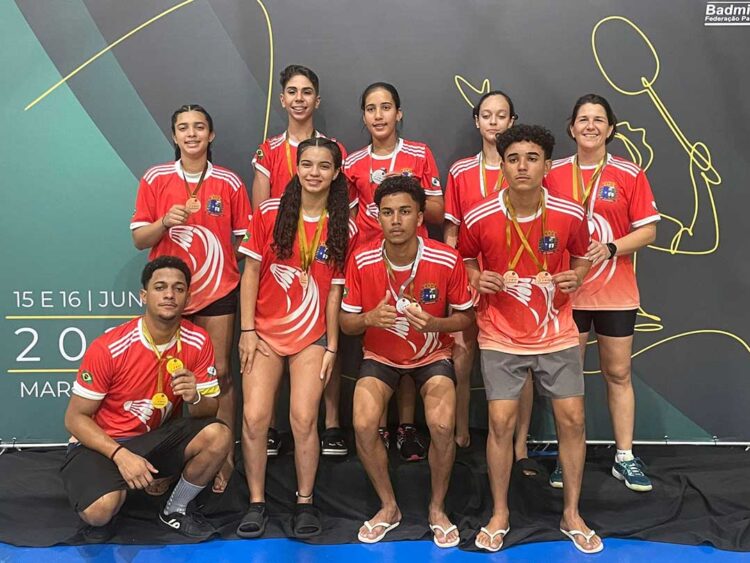 Atletas de São João do Caiuá conquistam  21 medalhas em competição de badminton