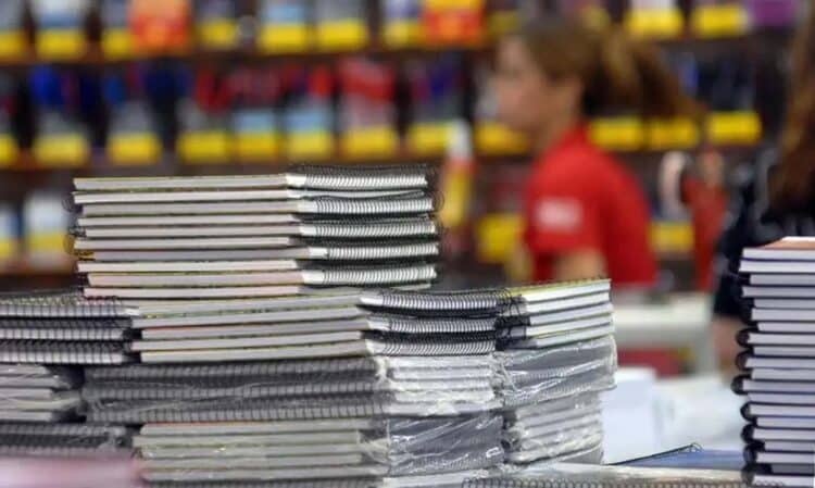 Campanha compra material escolar para crianças gaúchas vítimas da enchente