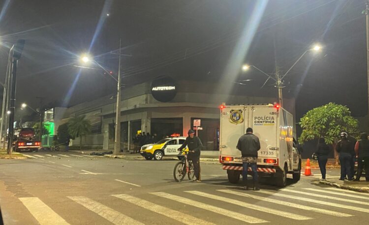 Motociclista foge de blitz, bate em carro e morre na Av. Heitor Alencar Furtado