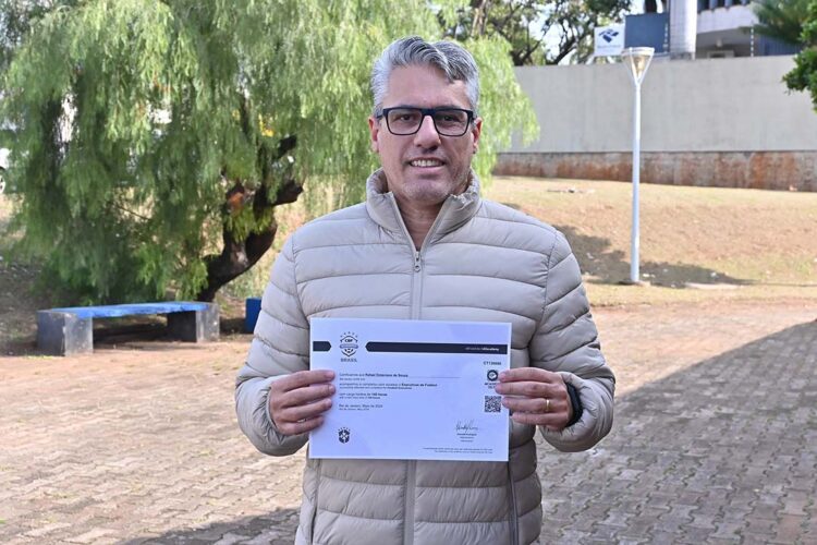 Secretário de Esportes Rafael Octaviano  recebe certificação da CBF
