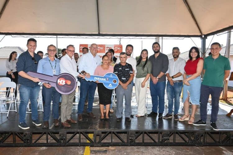 Sexta-feira marcada por entrega das chaves da casa própria em Santo Antônio do Caiuá