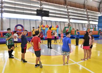 Brincar, se divertir e aprender que a  interação social é fundamental para crescer