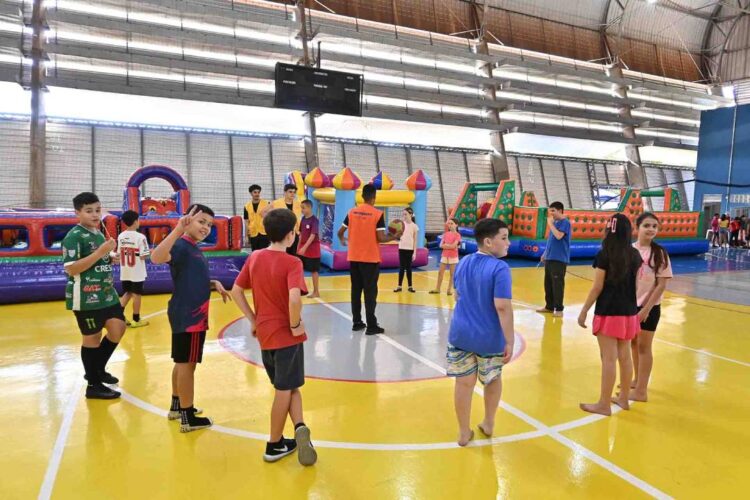 Brincar, se divertir e aprender que a  interação social é fundamental para crescer