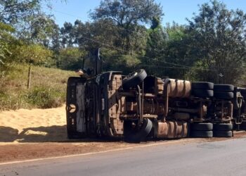 Carreta carregada de farelo de soja tomba em Nova Londrina; passageira fica ferida