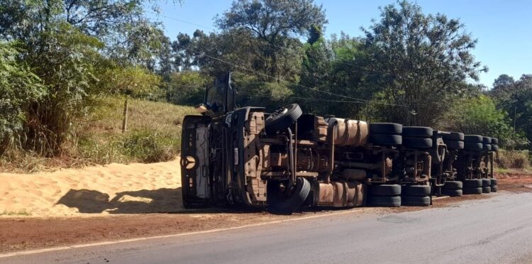 Carreta carregada de farelo de soja tomba em Nova Londrina; passageira fica ferida