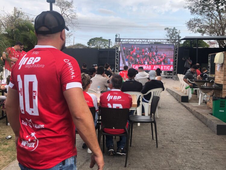 Torcedores se reúnem para acompanhar ACP e Rio Branco