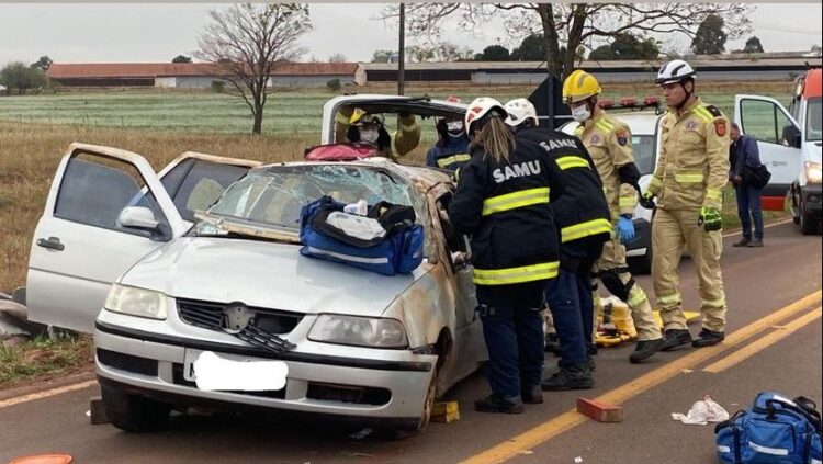 Três pessoas ficam feridas em capotamento na região; carro envolvido é de Alto Paraná