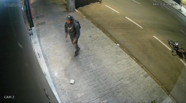 Câmera flagra tentativa de furto a loja de materiais elétricos no Centro