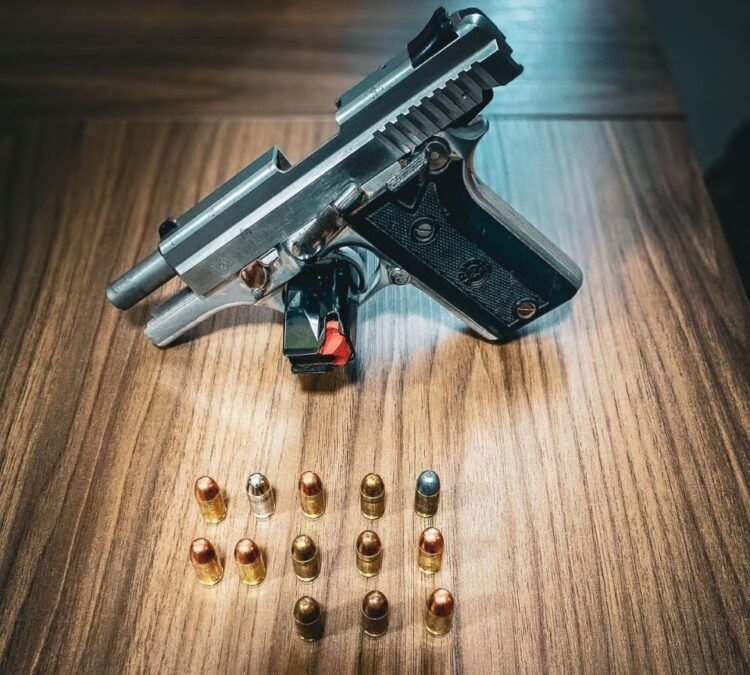 Homem é preso por ameaçar pessoas na rua com arma de fogo