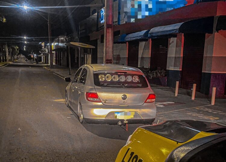 Motorista sem CNH é detido dirigindo carro com diversas irregularidades em Paranavaí