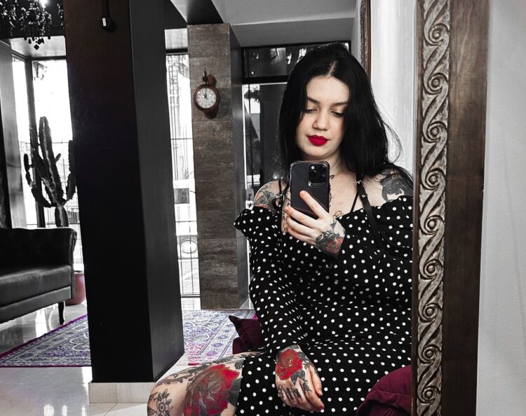 Tatuadora de Paranavaí ganha destaque no ramo com traços delicados e desenhos marcantes