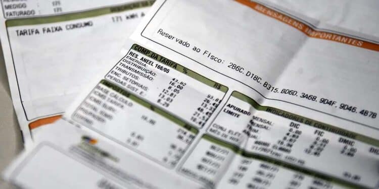 Custo de encargos da tarifa de energia  elétrica tem peso de R$ 102 bilhões ao ano