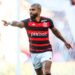 Gabigol chega cedo a treino em 1º dia  livre para assinar pré-contrato