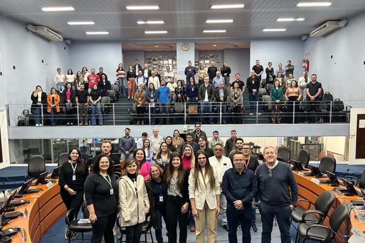 Cohapar capacita técnicos municipais para programa de regularização fundiária