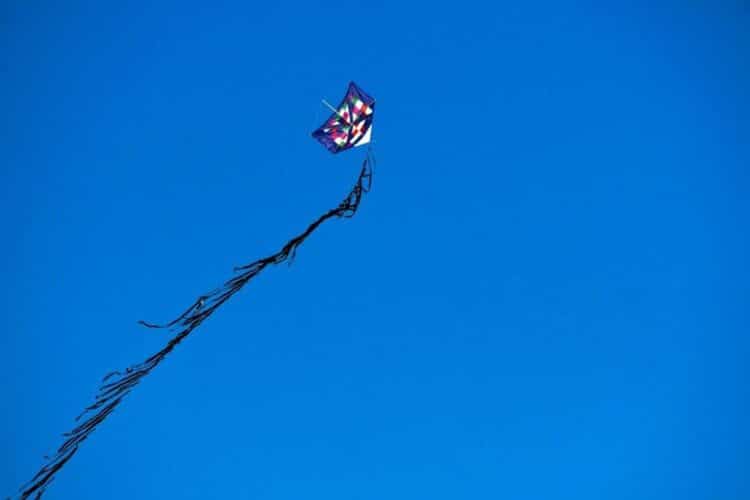 Acidentes com pipas na rede elétrica afetam quase 250 mil clientes no 1° semestre