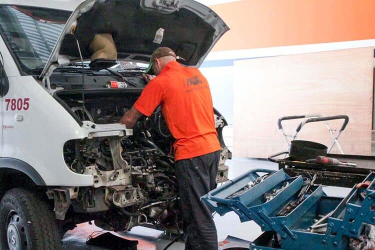 Setor de serviços lidera criação de empregos no Paraná