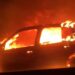Carro é destruído pelo fogo na BR-376; veja vídeo