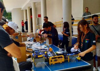 Professor e estudante de Paranavaí ministram palestra sobre robótica na 16ª Campus Party Brasil