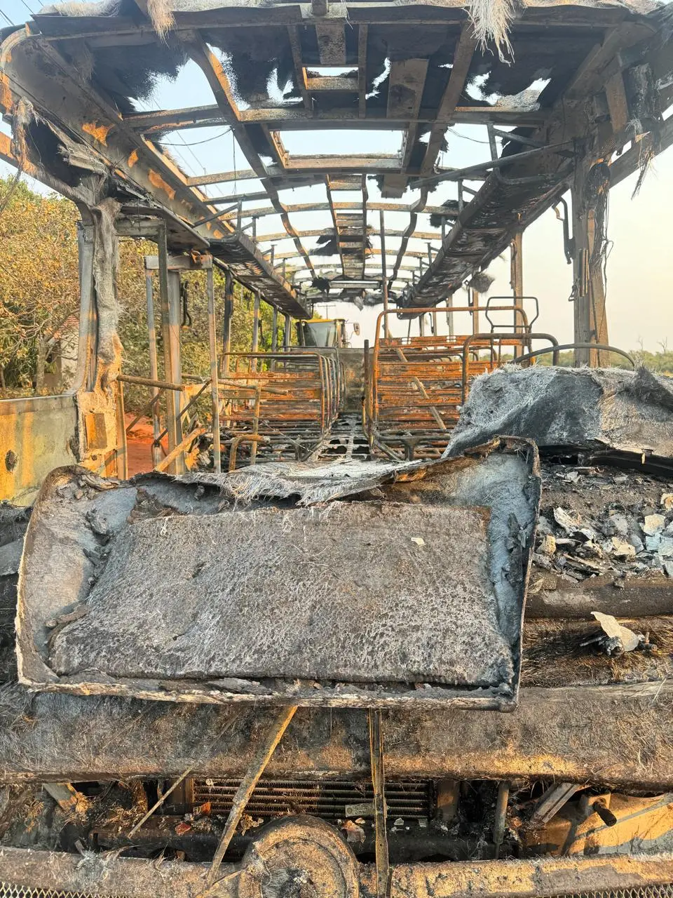 Incêndio destrói ônibus escolar em Diamante do Norte; 13 crianças estavam no veículo